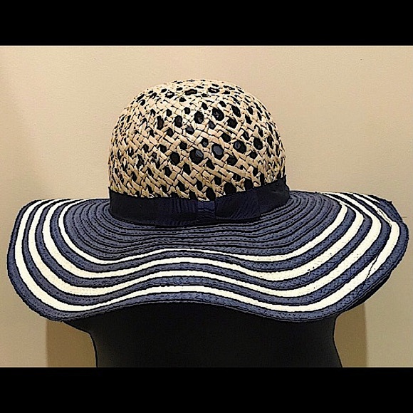 Isaac Mizrahi Accessories - 🆕ISSAC MIZRAHI NWT CHIC/BEAUTIFUL HAT:CREAM NAVY